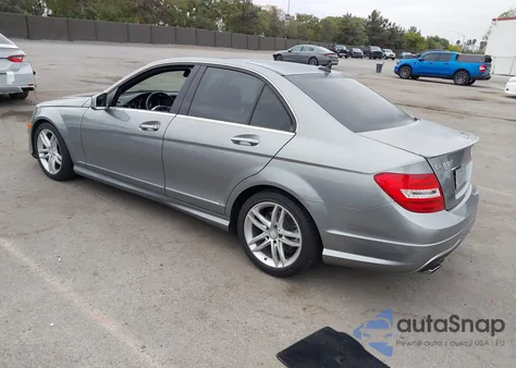 2014 Mercedes-Benz C 250 Sport z USA, uszkodzony, nr VIN WDDGF4HB0EG241233